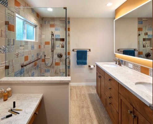 A Menlo Park bathroom shows that modern can still feel warm with thoughtful tiling and illumination.