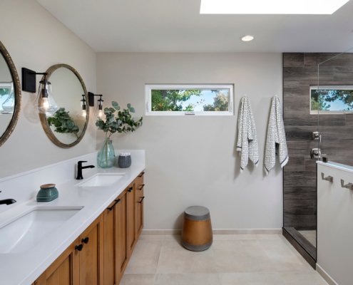 A neutral, contemporary bathroom in San Jose